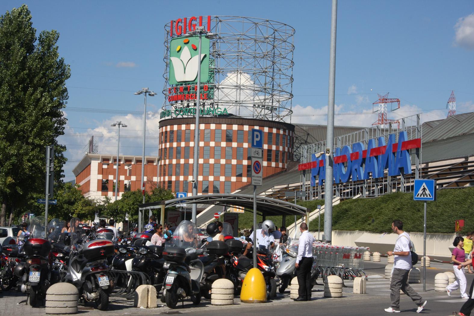 “L’otto marzo io lotto”, sciopero e presidio all’ipermercato Panorama 