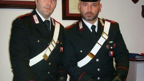 Gettano 14mila euro dal finestrino dell’auto e si danno alla fuga