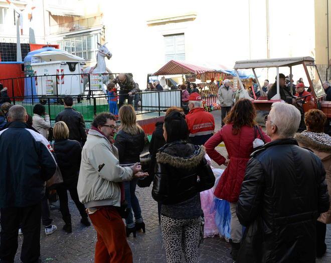 Tanta gente in centro per salutare il carnevale 