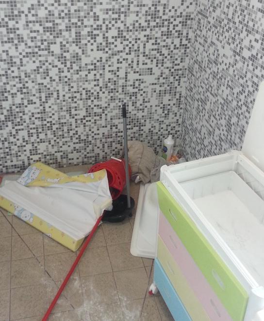 Bagni pubblici distrutti: «Le famiglie paghino i danni»