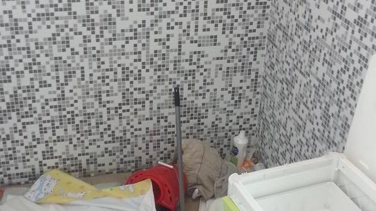 Bagni pubblici distrutti: «Le famiglie paghino i danni»