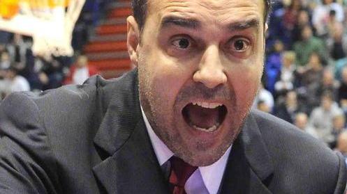 I supporter di Pesaro preparano la torcida nell’Adriatic Arena