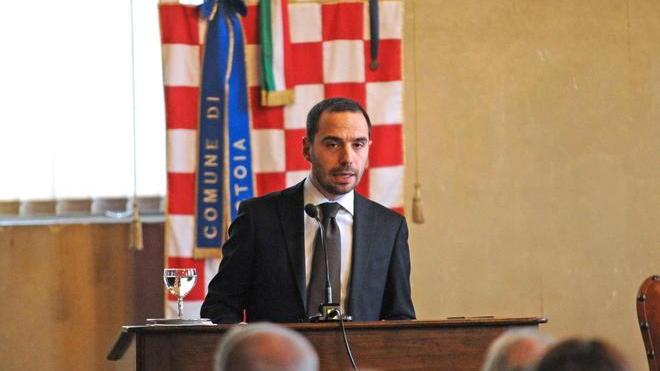 Bertinelli bacchetta la società