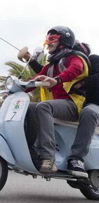 L’antica giostra a Cagliari si va con la Vespa Piaggio 