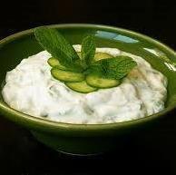 Un classico ellenico: la salsa Tzatziki con yogurt, cetriolo, olio e aglio