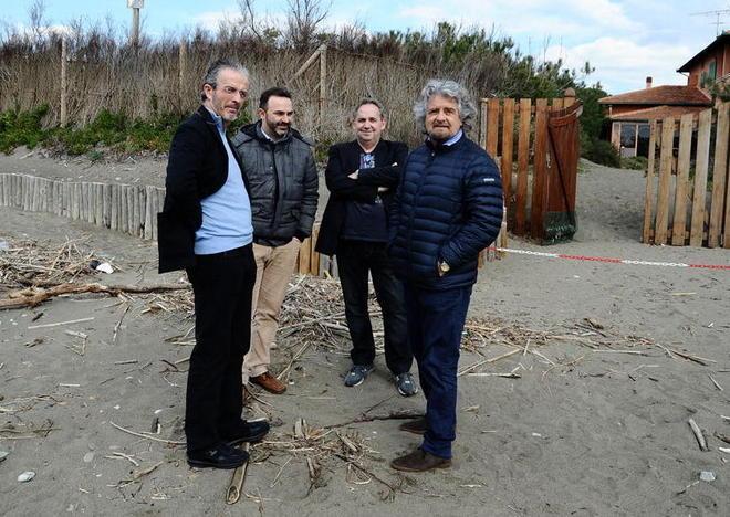 Il leader del M5S ieri in spiaggia