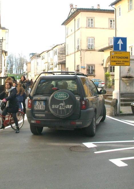 Ok il senso unico in fondo a via Elisa 