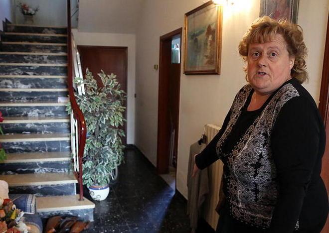 Minacciata con la pistola e rapinata in casa 