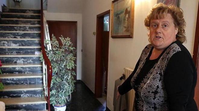 Minacciata con la pistola e rapinata in casa