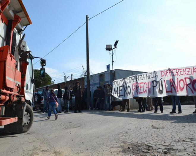 Rifiuti, protesta dei comitati all’ingresso della Lonzi Metalli 
