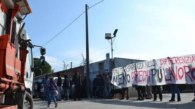 Rifiuti, protesta dei comitati all’ingresso della Lonzi Metalli