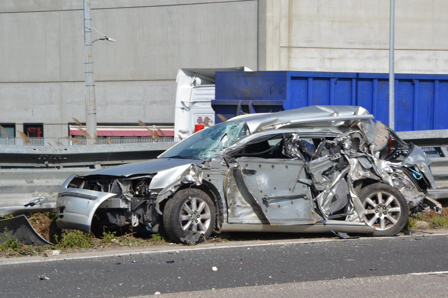 Auto in panne travolta da un tir sulla superstrada Fi-Pi-Li 