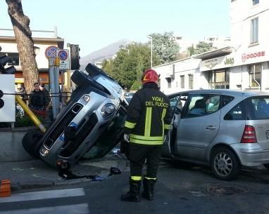 Prato, scontro all’incrocio, auto si ribalta: una donna ferita 