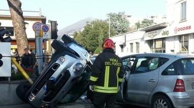 Prato, scontro all’incrocio, auto si ribalta: una donna ferita