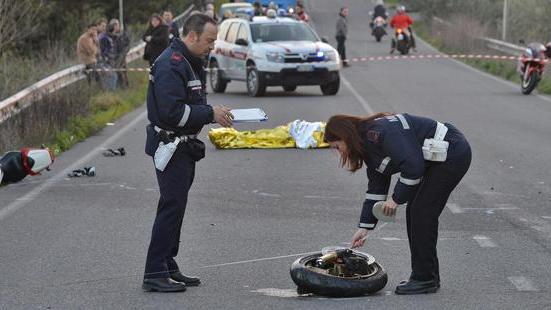 Muore motociclista di 30 anni dopo lo scontro con un’auto
