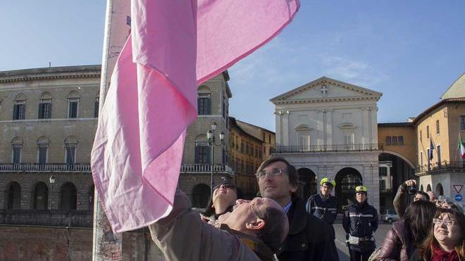 Bandiera delle donne sul Ponte di Mezzo