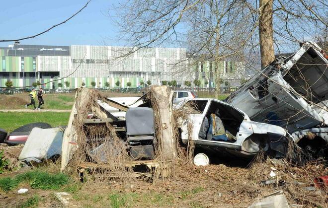 Nei campi dietro l’ospedale un cimitero di auto