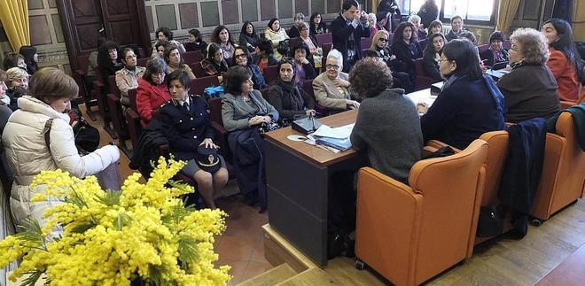 La bandiera della donna issata sul ponte di Mezzo 