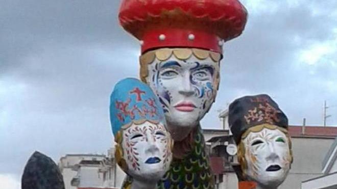 E ad Agropoli sfilano due carri “ispirati” a Viareggio