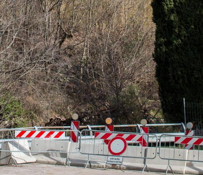 La frana rallenta il passo Ma i disagi restano tutti 