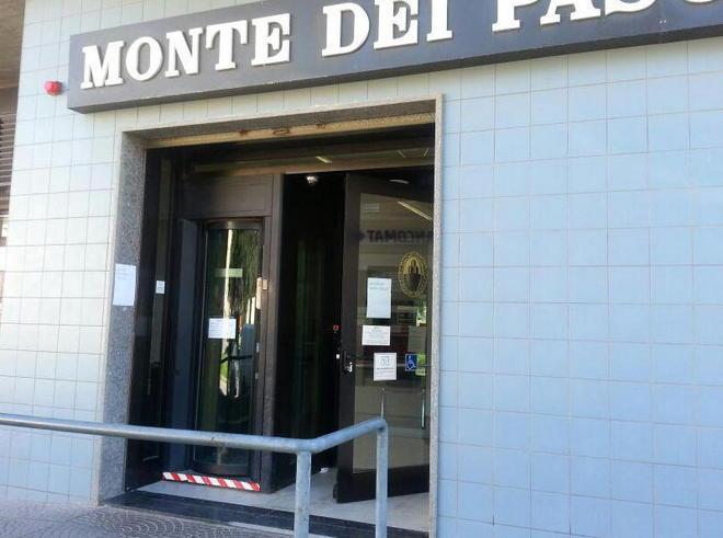 Rapina con il taglierino fugge con seimila euro 