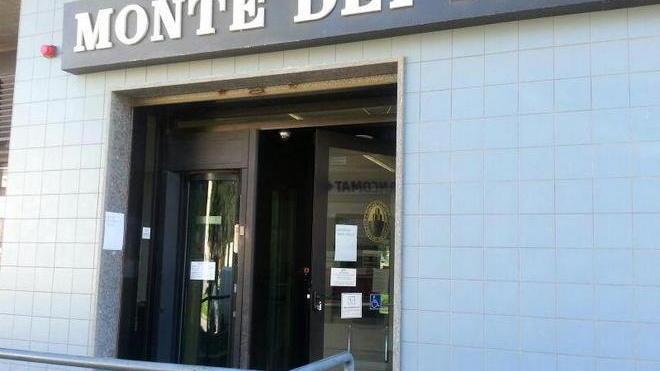 Rapina con il taglierino fugge con seimila euro