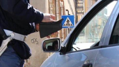 Pistola alla testa, le rubano la vettura