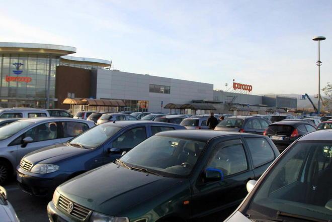 Carità al parcheggio: lite tra due stranieri