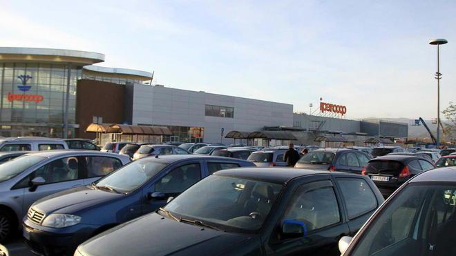 Carità al parcheggio: lite tra due stranieri