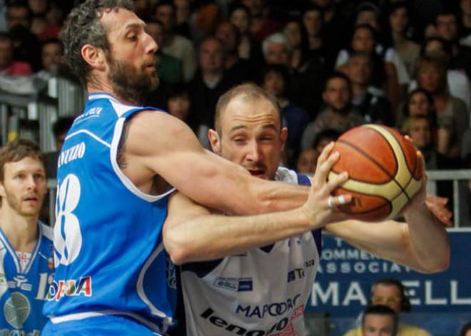 Nell’altro anticipo Siena ospita Cantù, che perde Marco Cusin