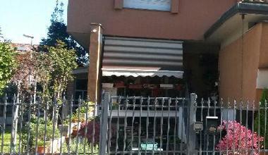 Rapina in villa a Pisa, lo legano e lo schiaffeggiano 