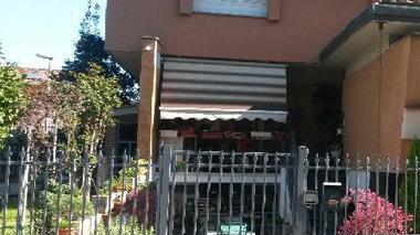 Rapina in villa a Pisa, lo legano e lo schiaffeggiano