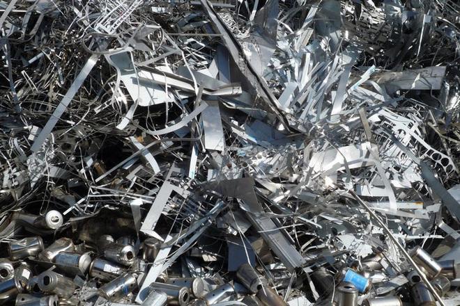 Perquisizioni nel deposito di rottami a Comeana: quattro denunce 