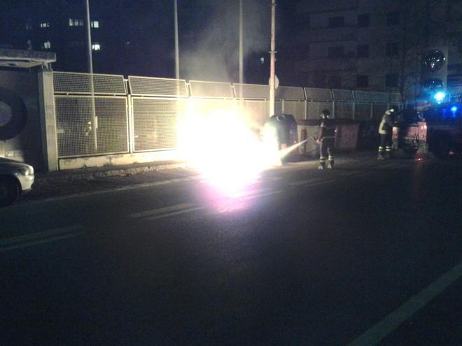 Cassonetti dati alle fiamme dai piromani 