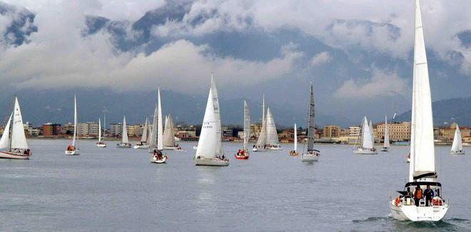 Velista ferita durante una regata 
