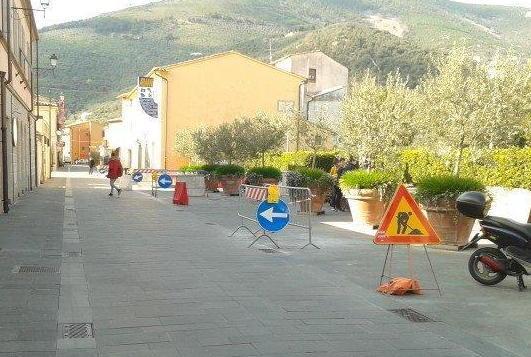 Le piastrelle saltano via Roma diventa ancora un cantiere