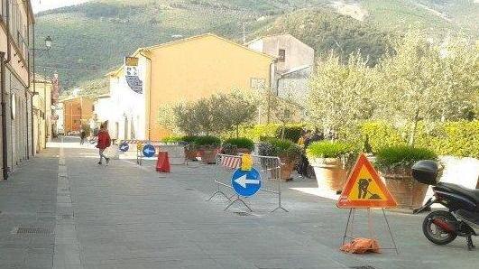 Le piastrelle saltano via Roma diventa ancora un cantiere