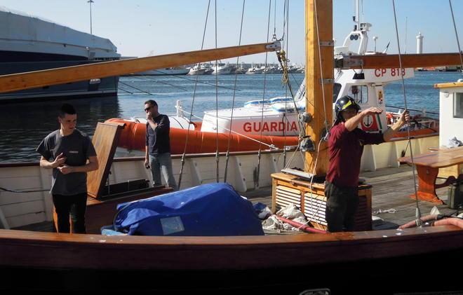 Barca a vela rischia di affondare