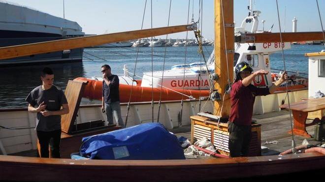 Barca a vela rischia di affondare