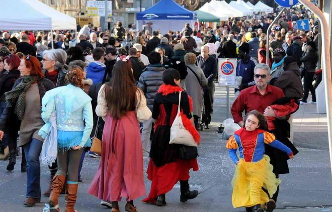Colpito con un pugno un bambino al Carnevale 