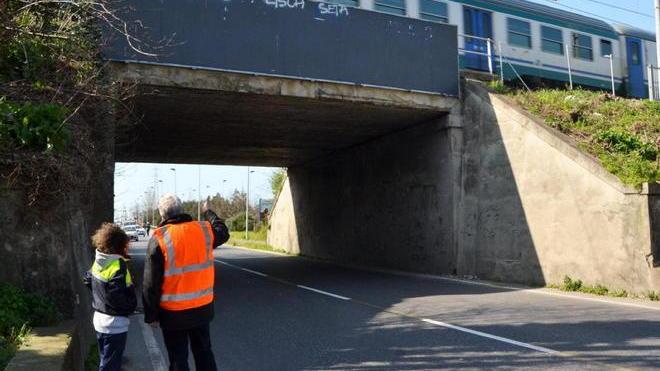 Cadono parti di intonaco dal ponte di via Firenze