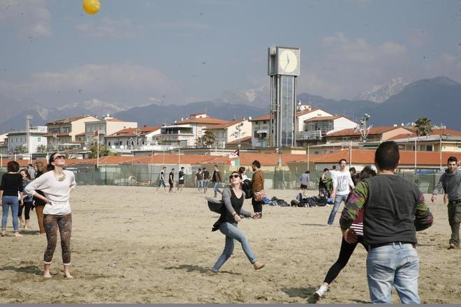 Raduno di studenti sulla spiaggia per il rito dei cento giorni dalla maturità 