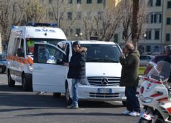 Urtata da un taxi, cade dalla bici e perde conoscenza 