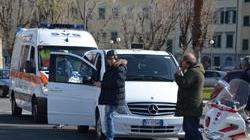 Urtata da un taxi, cade dalla bici e perde conoscenza
