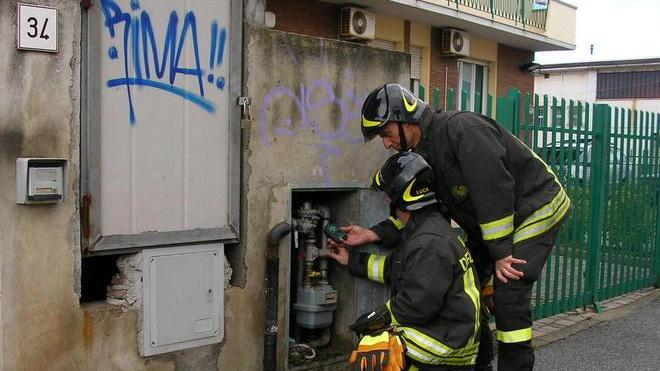 Imprenditore edile denunciato, si allacciava abusivamente alla Gesam