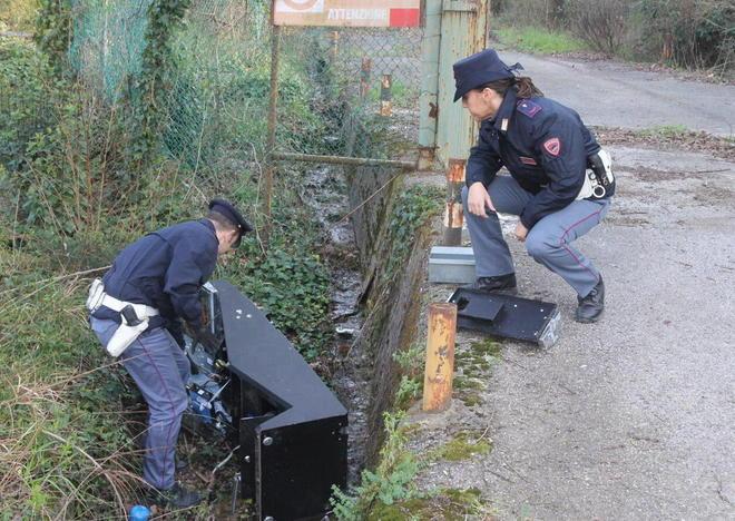 Veicoli, bancomat e slot rubati Trovato un deposito a Nugola 