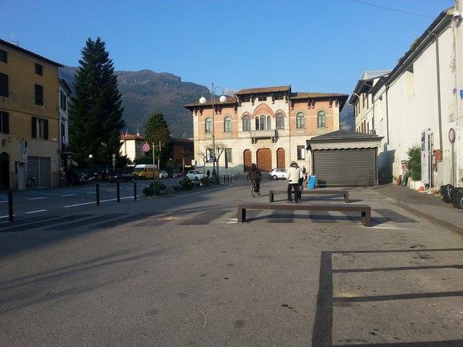 Camaiore, piazza XXIX Maggio divide i negozianti: «Bella, ma pochi parcheggi» 