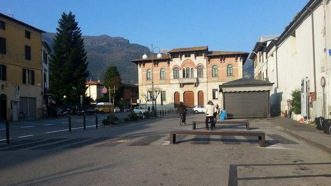 Camaiore, piazza XXIX Maggio divide i negozianti: «Bella, ma pochi parcheggi»