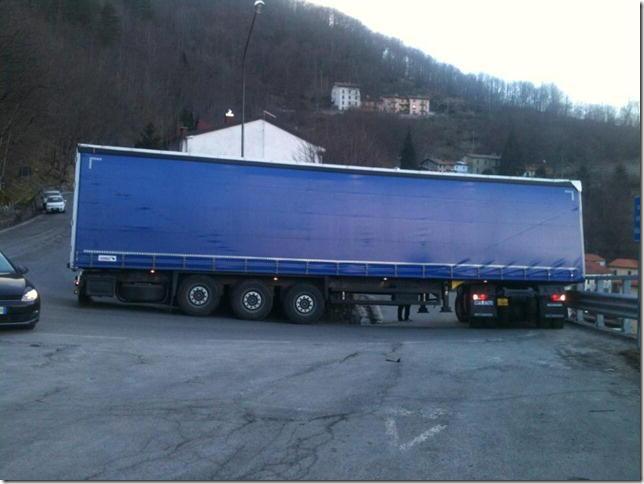 Tir incastrato blocca per otto ore la statale 12 