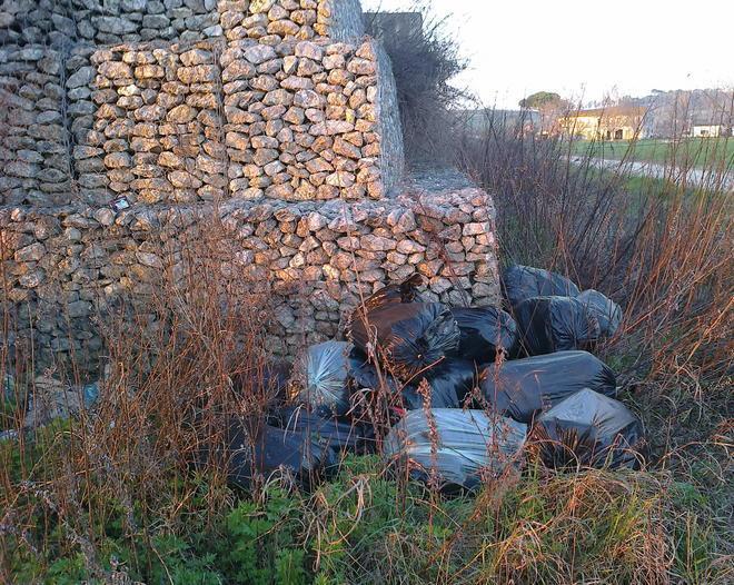 Una maxi-discarica sotto al nuovo ponte di Fucecchio: è protesta 